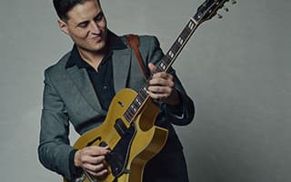 Martín Burguez-Músico en el equipo de BlueMove. Da clases de musicalidad a la guitarra